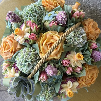 18 Cupcake Basket