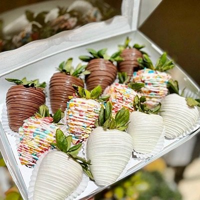 Chocolate Dipped Strawberries 12 Ct. 