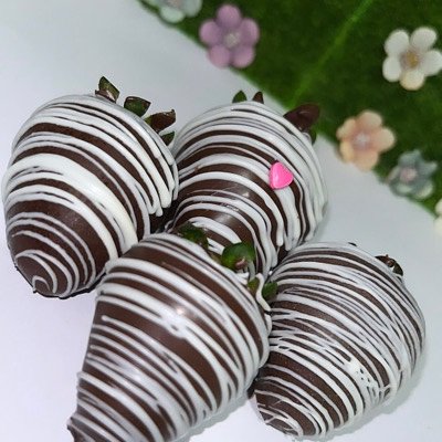 Basic Black & White Drizzle Strawberries 