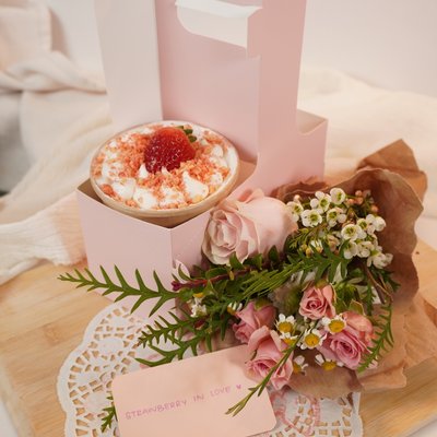 strawberry shortcake lil’ cake & mini bouquet