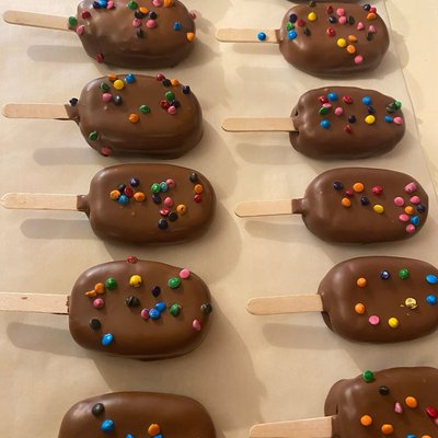 12 Cosmic Brownie Cake Pops