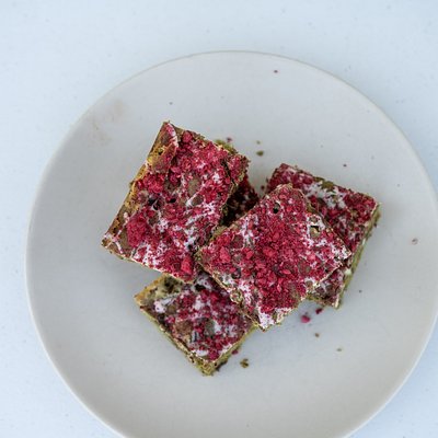 Matcha Raspberry & White Chocolate Chip Brownie 