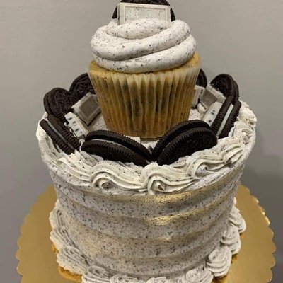 Cookies N Cream Cake With a Cupcake