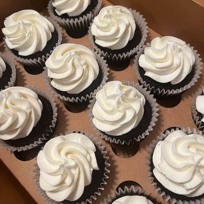 Classic Chocolate Cupcakes With Vanilla Buttercream 