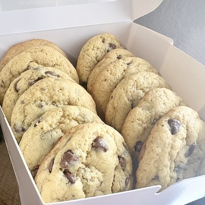 12 Chocolate Chip Cookies