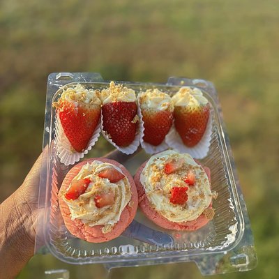 Strawberries & Cookies Combo 