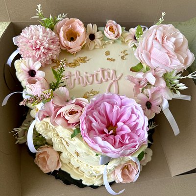 9 Inch Heart Cake - Customizable