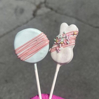 Simple Cake Pops (1 Dozen)