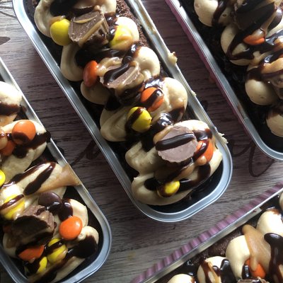 reese’s pieces mini cakes 🥜🍫