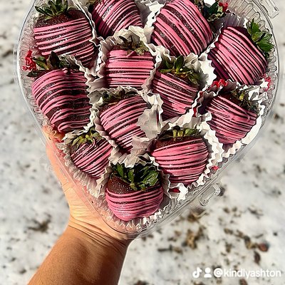 Chocolate Covered Strawberries (1/2 Dozen In Clear Or White Treat Box)
