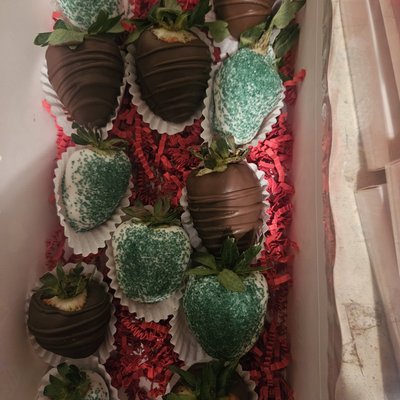 12 Dipped Strawberries 