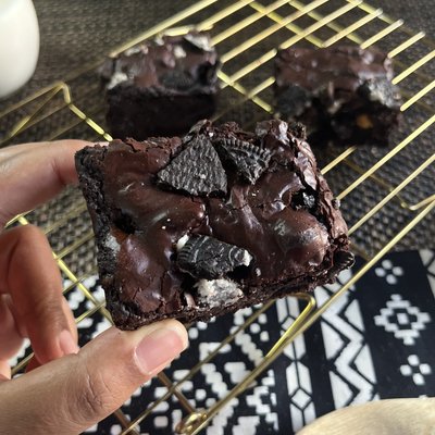 Chocolate Brownies with Cookies & White Chocolate (9 Squares, 8x8 Pan) 