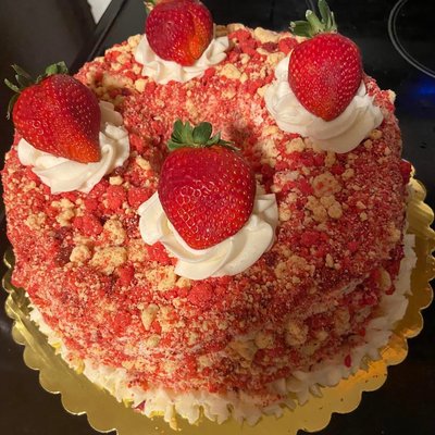 Strawberry Crunch Cake 