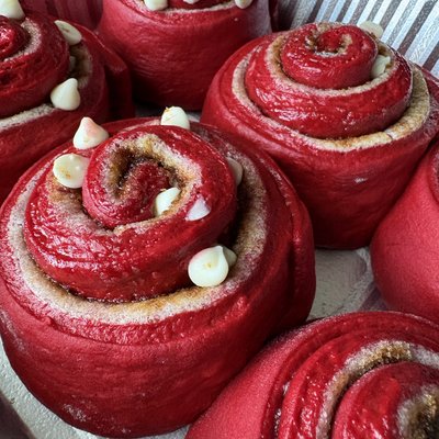 4PK Stuffed Red Velvet Cinnamon Rolls