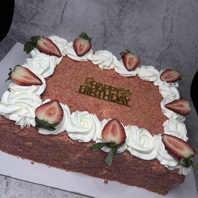 Strawberry Crunch Cake (Square/Rectangle)