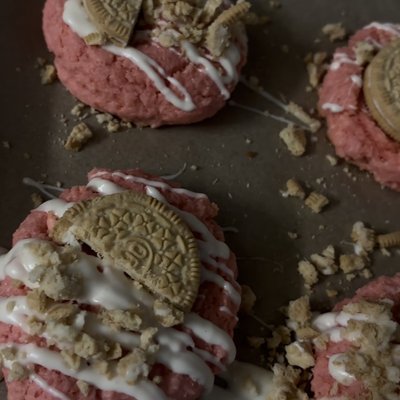 vanilla oreo strawberry crunch cookie