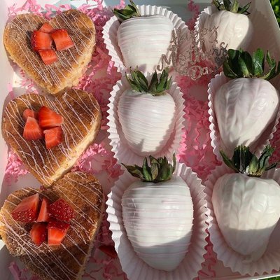 Chocolate Strawberries W Churro Cheesecake Heart Slices 6CT