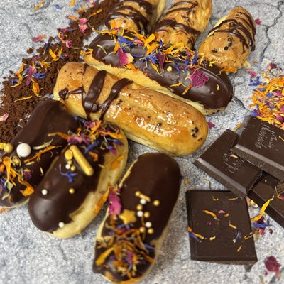 Sweet Love box (2 Full Size Eclairs)