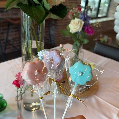 Custom Cake Pops (12)