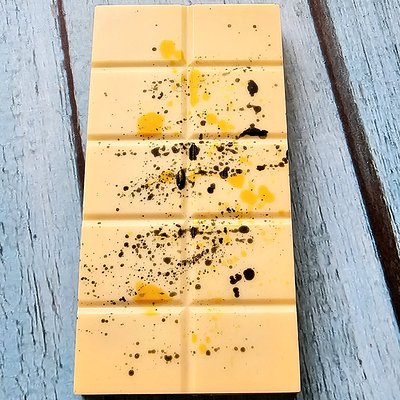 White Large Pistachio Dubai Bar (215gr)