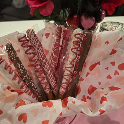 2pc Chocolate Covered Pretzels 