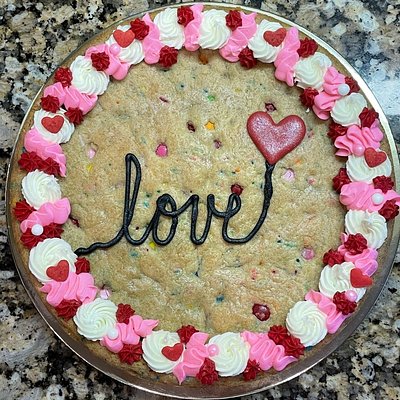 Cupid 💘 M&M Confetti Cookie Cake 