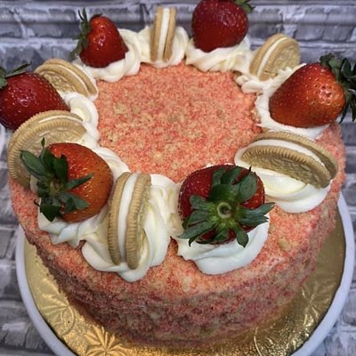 Strawberry Crunch Cheesecake Cake