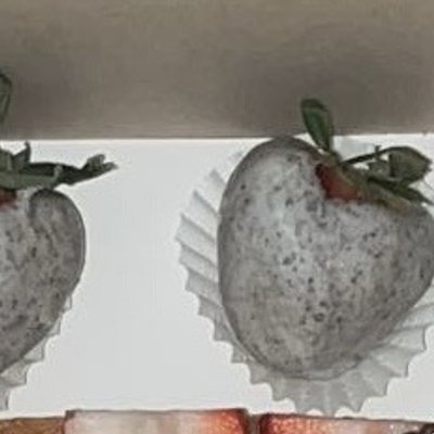 Half Dozen (6) Cookies & Cream Strawberries 