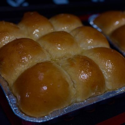 Honey Buttered Dinner Rolls 1pan (9 Rolls)