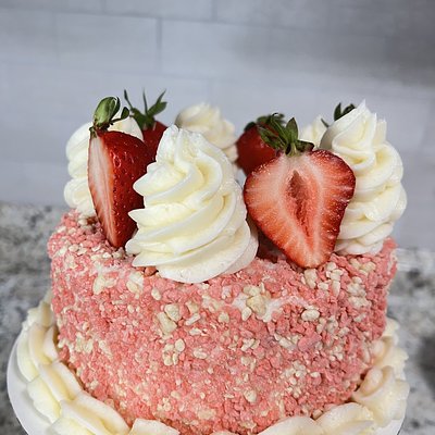 Strawberry Crunch Cake 