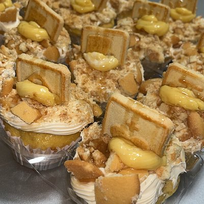 Stuffed Banana Pudding Cupcakes (6ct)
