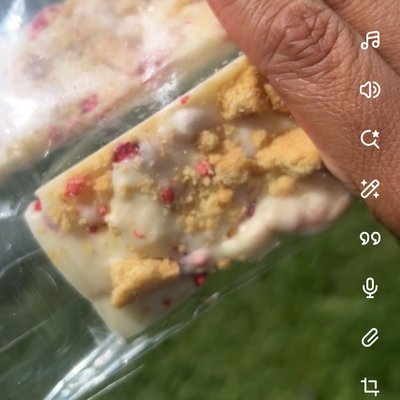 2 Hershey 🍫 Strawberries 🍓 & Crème Bar 