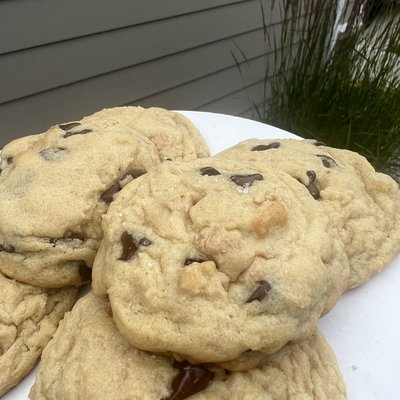 6 Peanut Butter & Chip Cookies 