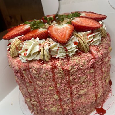 Strawberry Crunch Cake 