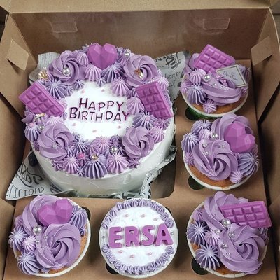 Bento Cake With 5 Cupcakes