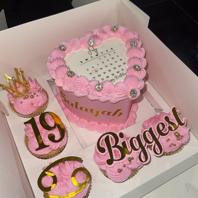 Bento Cake Box With Cupcakes