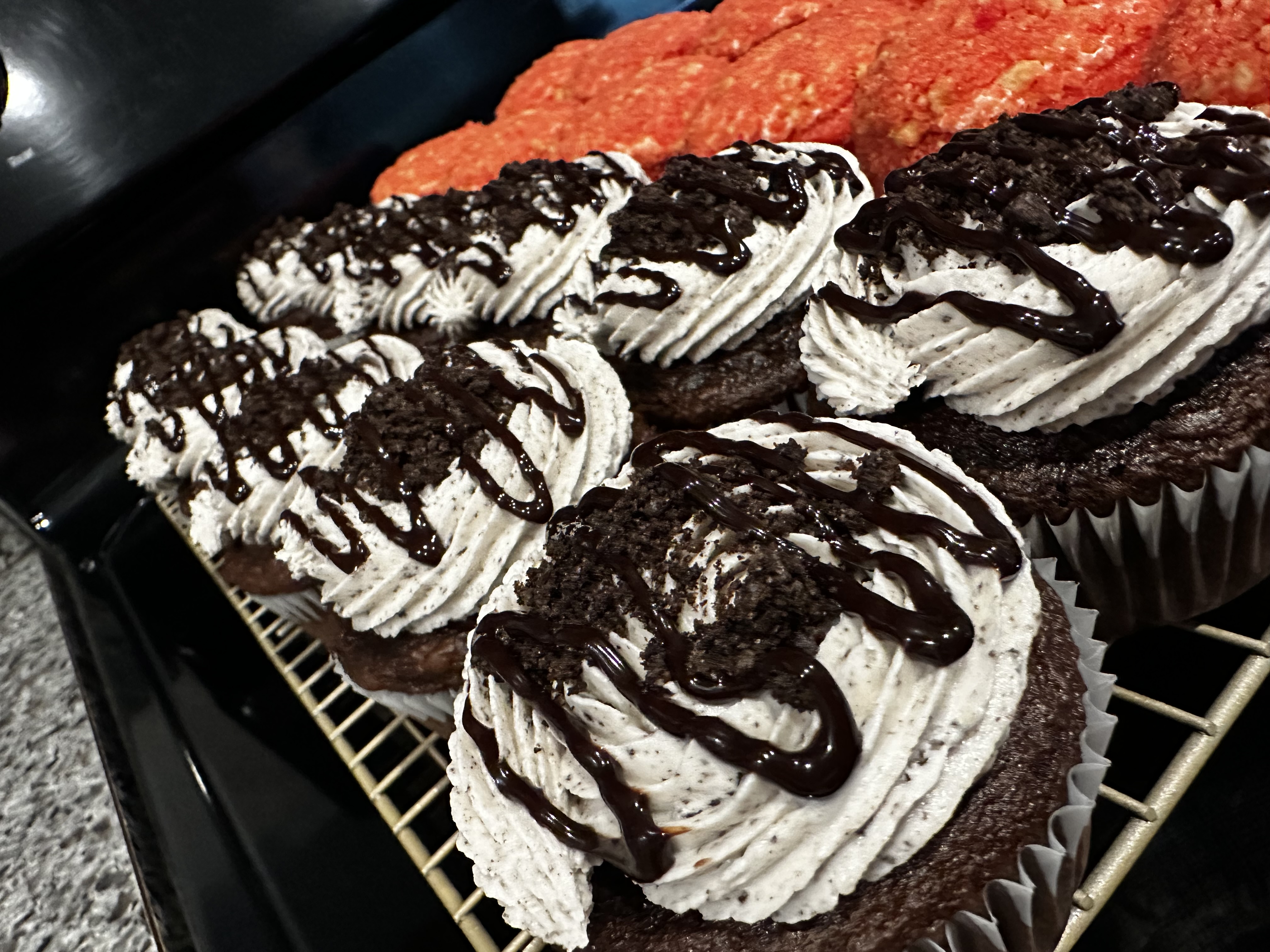 Chocolate Fudge Oreo Cupcakes - 6 Count 