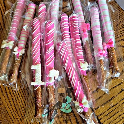 Dipped Pretzels: Barbie Theme