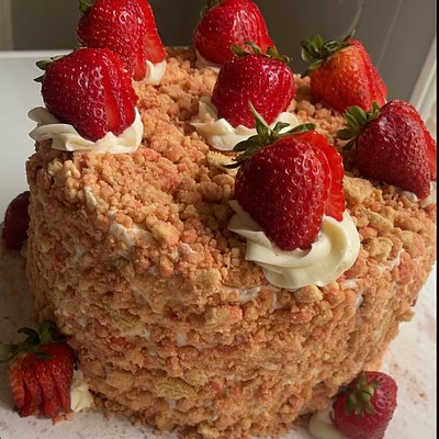 Strawberry Crunch Cake 