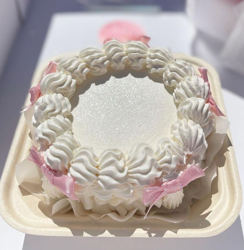 Bento Round Cake : Vintage Fancy White + Bows Design 