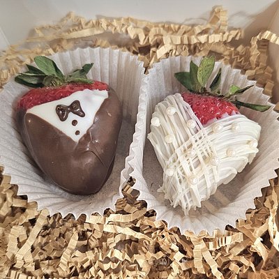Bride & Groom Chocolate Covered Strawberries - 6 Count