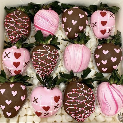 Love Box – A Dozen Decorated Strawberries