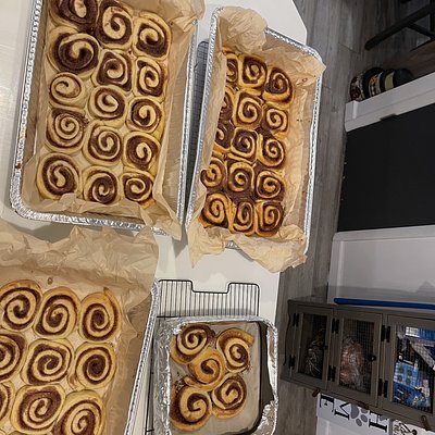8 Large Cinnamon Rolls 