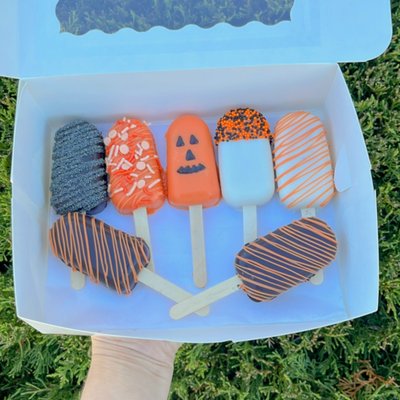 Halloween Themed Cakesicles (small)