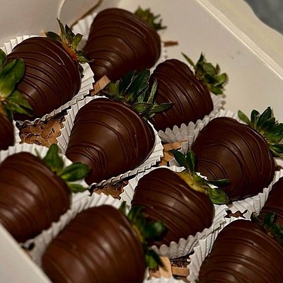 Chocolate Dipped Strawberries (12ct)