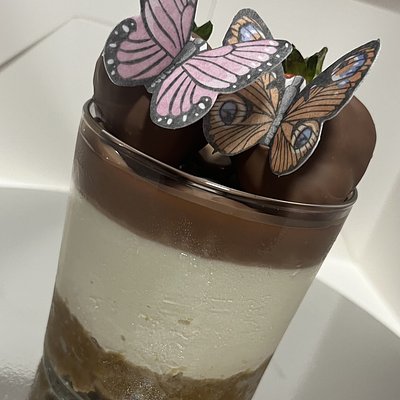 Salted Caramel Cheesecake With Chocolate Covered Strawberries 