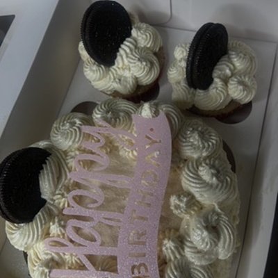 6 “ round kake , w / 2 cupcakes bento box .