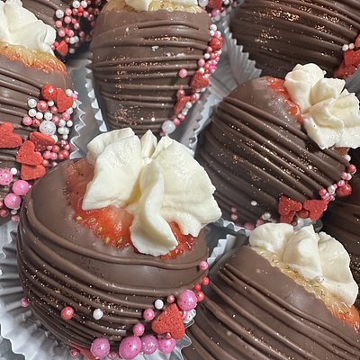 Chocolate Creme Filled Strawberries (12)