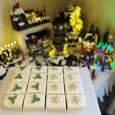 4”- 10” Christmas Cake