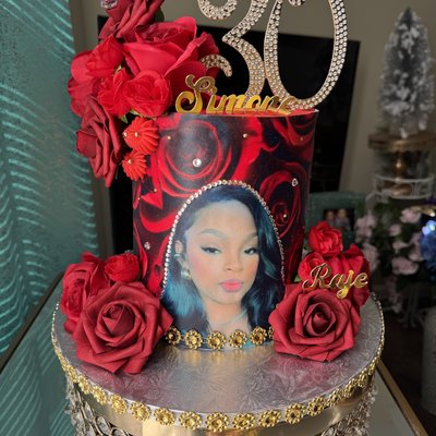 6 Inch (1 Tier, 3 Layers Of Cake ) Custom Cake . Serves -/+ 15
